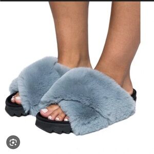 ROAM Women's Cloud Blue Faux Fur Slippers